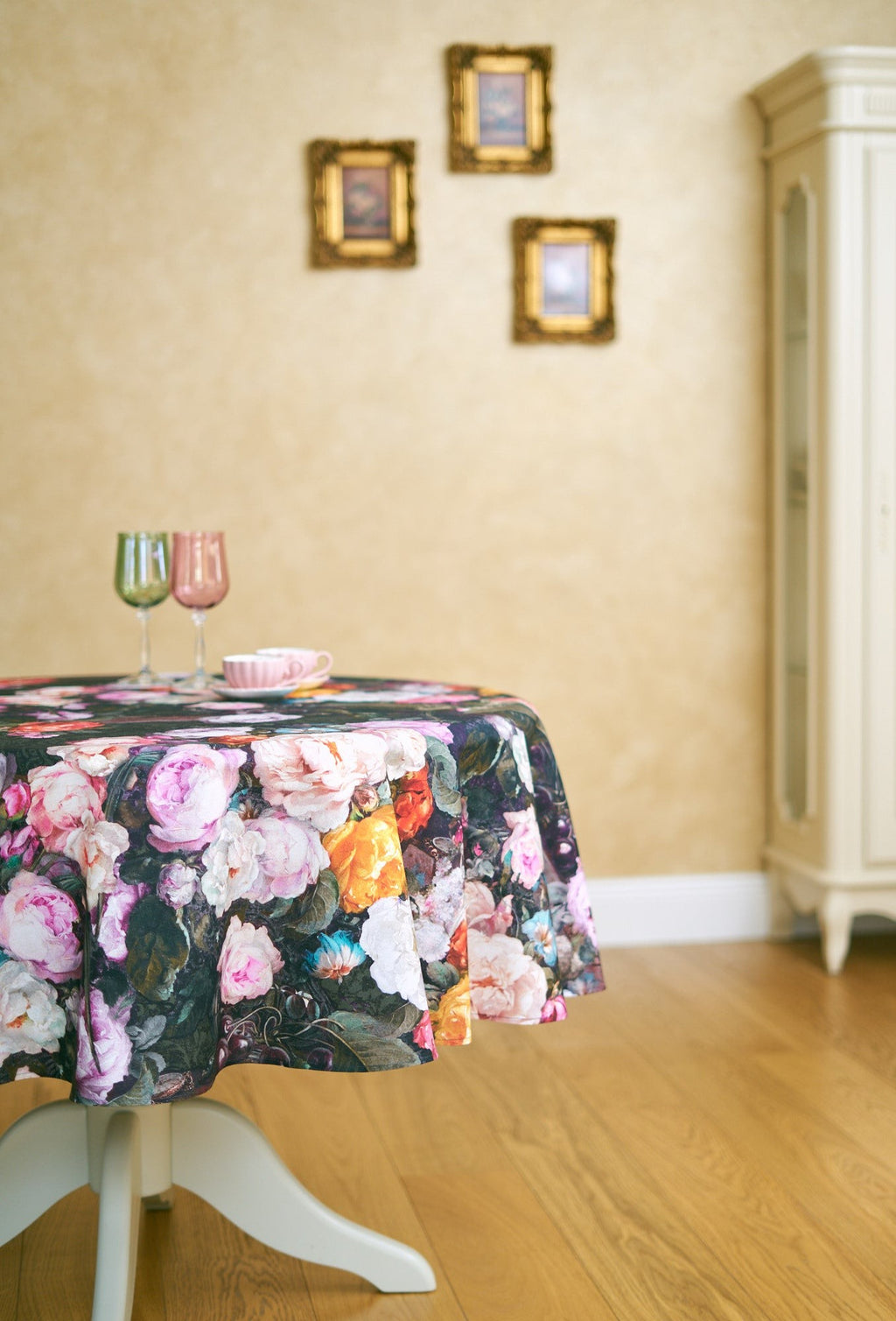 Round Tablecloth - Francine Black